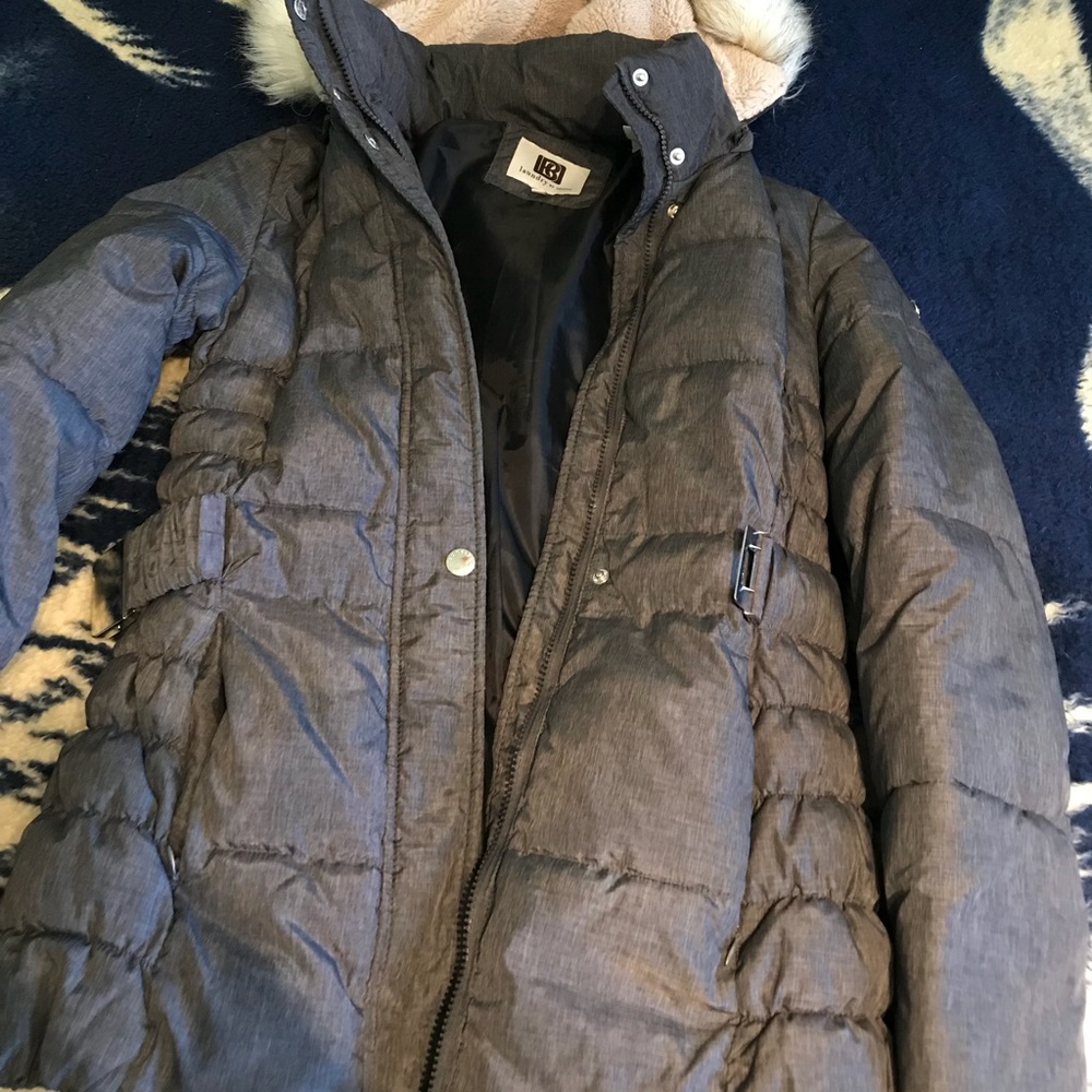 Puffer jacket with furry hood and buckle